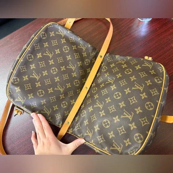Louis Vuitton Saumur 30 in Monogramπ§‘ - Picture 8 of 17